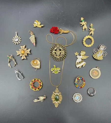 Vtg Mixed Costume Jewelry Lot 18 Brooches 3 Pendants 1 Ring - Avon & Unmarked