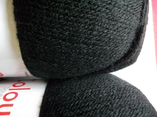 Colours DK yarn, Black, lot of 2 (5.3 oz/150 grams each) - Picture 2 of 3
