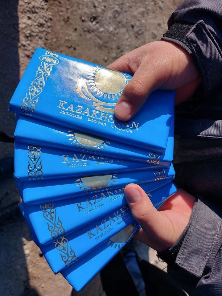 El mejor chocolate con leche de Kazajstán 20 piezas BANDERA KAZAJA (2000 gramos) Foto 3 de 4