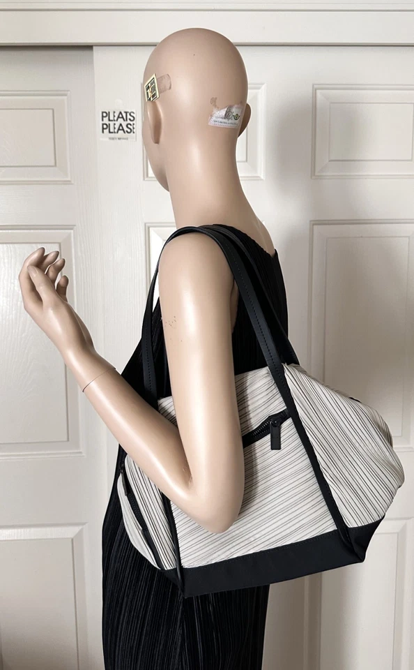 Conjunto de bolsa de pliegues y bolsa de cosméticos Pleats Please Issey Miyake sesgo mediano raro Foto 4 de 4