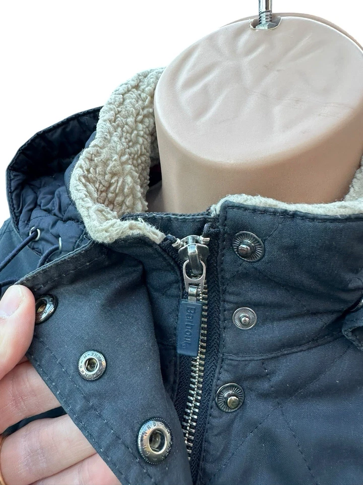 Mujer Barbour Bartlett Cera Chaqueta Talla 8 Reino Unido Azul Marino Capucha Encerado Azul Parka Abrigo Foto 3 de 4