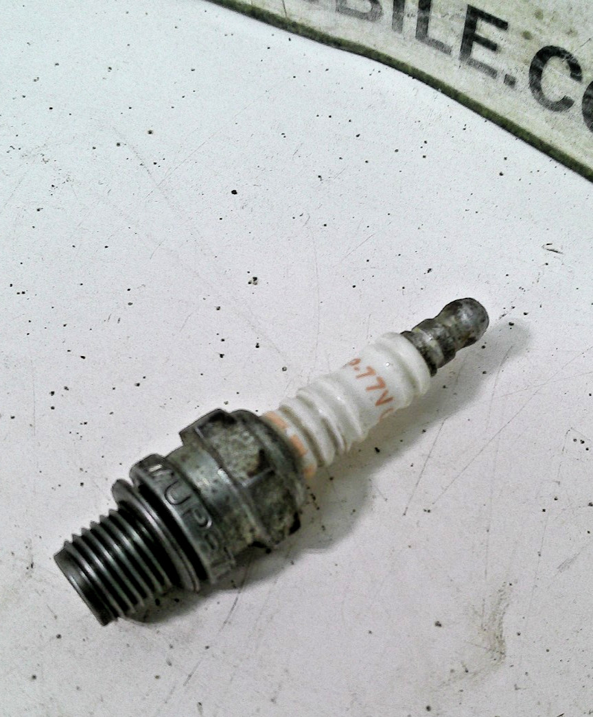 Evinrude Johnson Snowmobile Rotary Engine Used Champion Spark Plug UP-77V 35 45