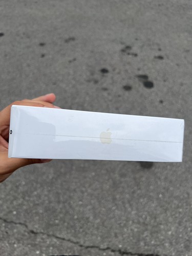 Apple iPad Air 5th Gen. 256GB, Wi-Fi, 10.9in - Starlight - Picture 3 of 3