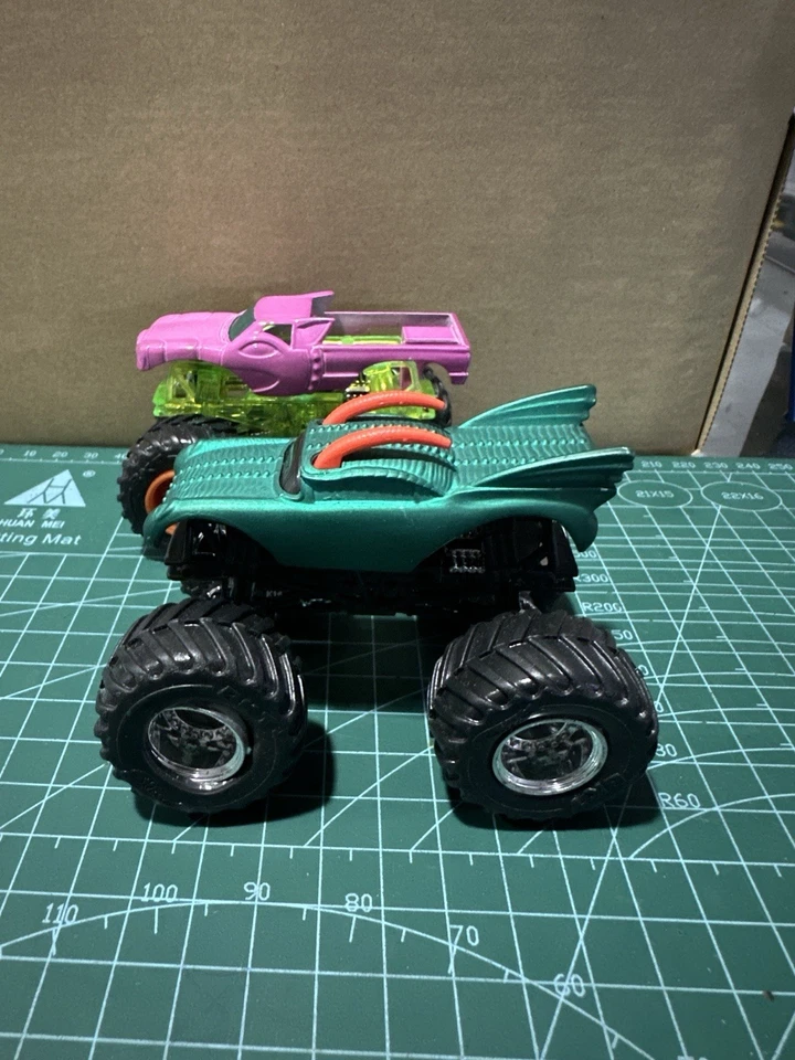 Lote de 2 piezas base de pegamento sin girar Hot Wheels Monster Jam ruedas BKT sin tampo ¡En muy buen estado! Foto 3 de 4