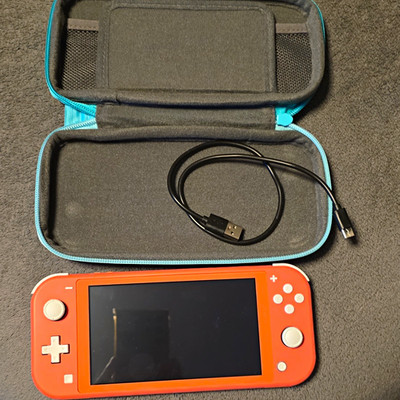 Nintendo Switch Lite Handheld-System 32 GB Koralle mit Tasche, USB-C Kabel