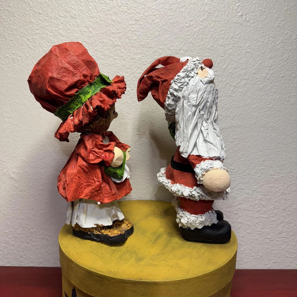 Juego de estatuillas de Papá Noel y niña de papel maché hechas a mano decoración navideña par Foto 2 de 4