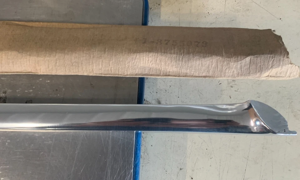 Nuevo de Lote Antiguo 1959 Chevy Impala Capucha Inferior Derecha Labio Moldura GM 3755073 Foto 2 de 4