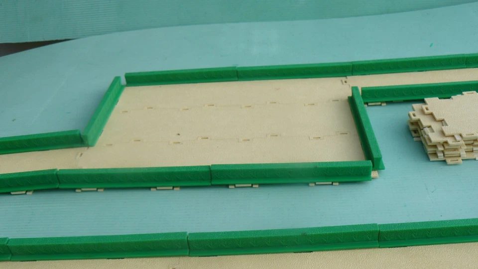 Marque MINIA - Routes avec bordures vertes à assembler. Long = 24cm, larg = 6cm - Photo 3/4