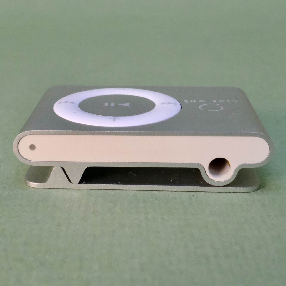Apple A1204 iPod shuffle 2 GB 2nd Generation Silver Grade A Apple A1204 iPod shuffle 2 GB 2nd Generation Silver Grade A