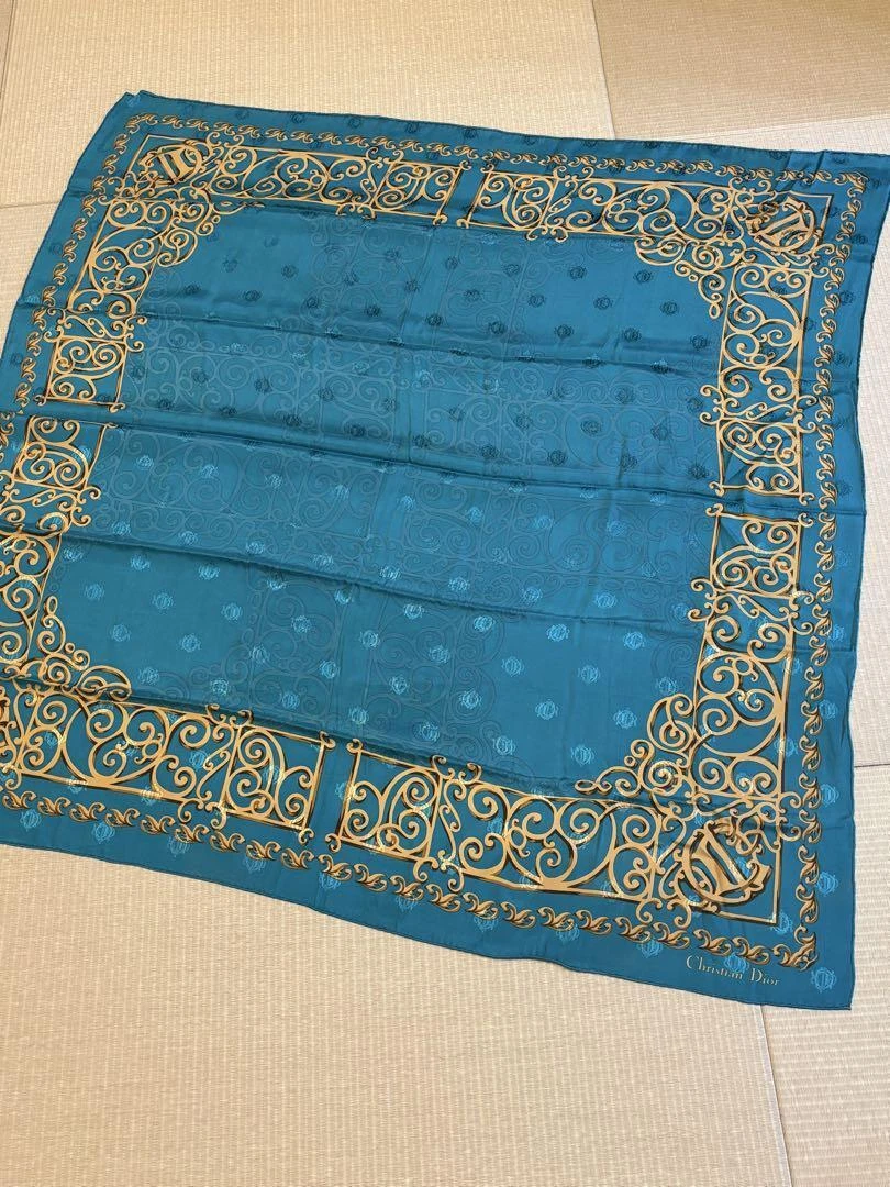 Foulard Christian Dior en soie bleue 41,3 pouces x 41,3 pouces faible tache occasion