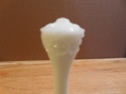 Fenton Glass Co. White Milk Glass Ruffled Edge Spanish Crest Decorative Bell - Bild 4 von 5