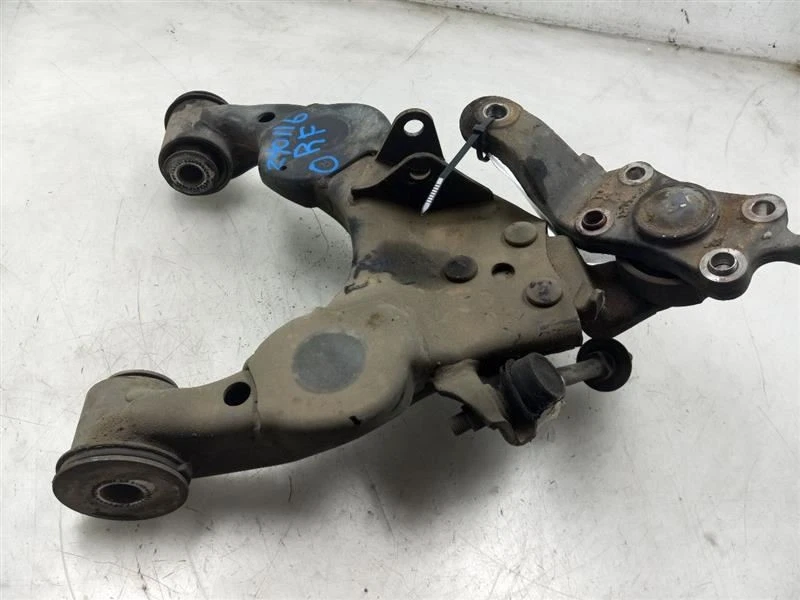 04-07 TOYOTA SEQUOIA 4.7L 4X4 EN EL LADO DEL PASAJERO BRAZO DE CONTROL INFERIOR DELANTERO  Foto 3 de 4