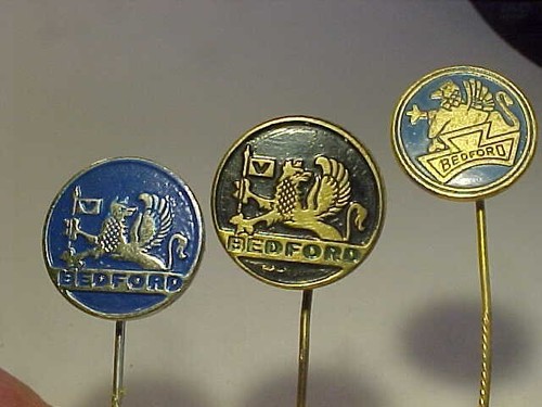 LOTE 5 prendedores de solapa de metal con logotipo de Bedford diferentes años 60 - Imagen 3 de 6