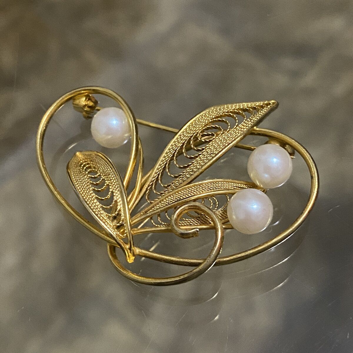 Vintage GOLD Tone FILIGREE Pearl Costume JEWELLERY Brooch PIN Vintage GOLD Tone FILIGREE Pearl Costume JEWELLERY Brooch PIN