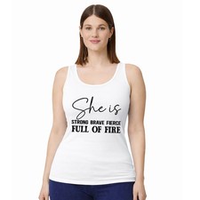 She Is Strong Brave Fierce Damen Tr&auml;gershirt Tank Top Empowerment Geschenk f&uuml;r Sie