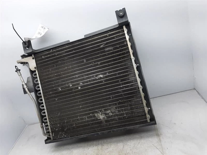 Condensador de aire acondicionado 97-99 Dodge Dakota 55036499AB Foto 3 de 4