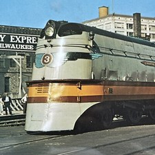 VTG 30s THE MILWAUKEE ROAD #3 HIAWATHA TRAIN 9x6 Photo Postcard VANISHING VISTA