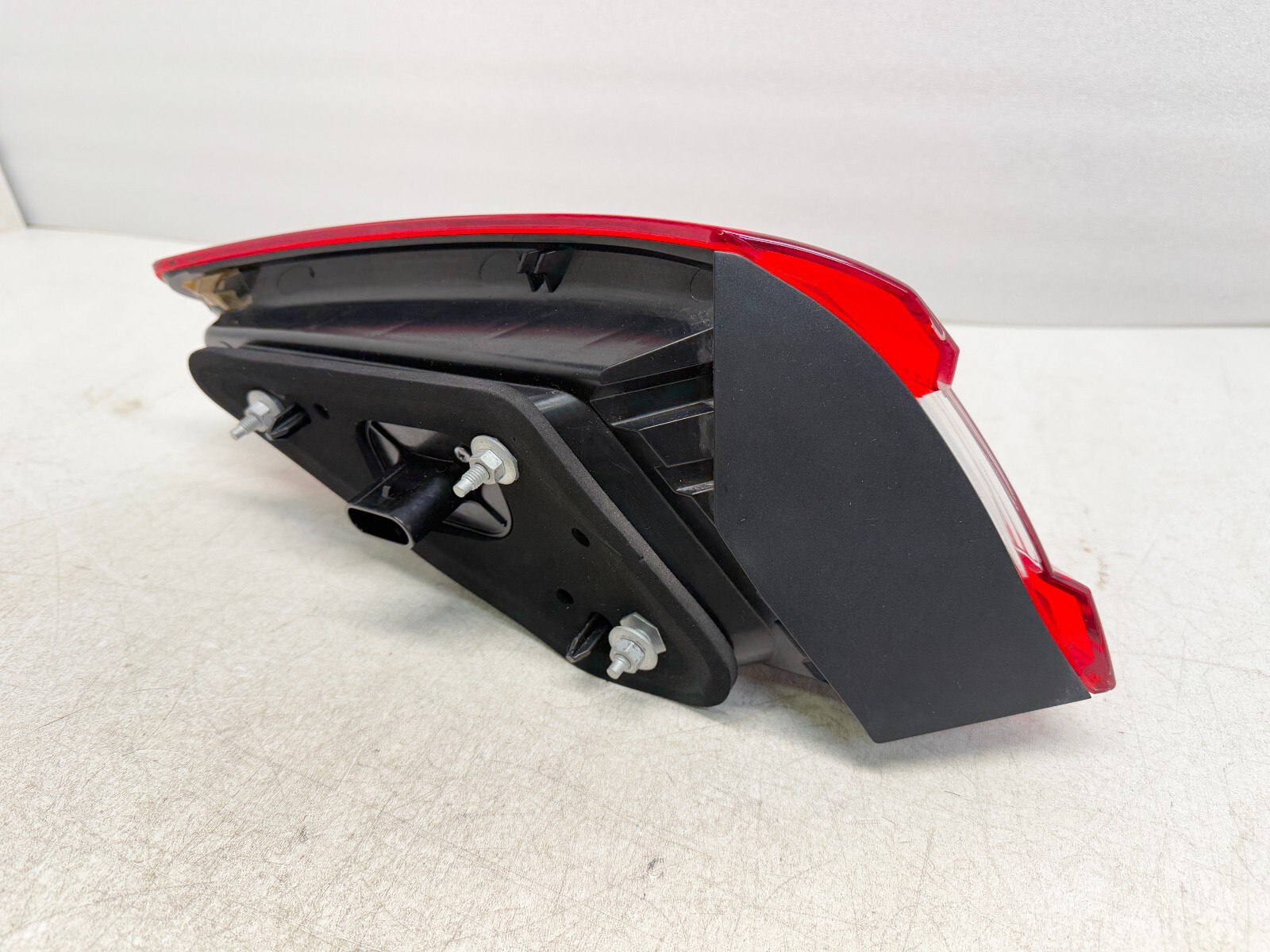 P50186 2014-2020 Maserati Quattroporte Tail Light Passenger Side Quarter Mount