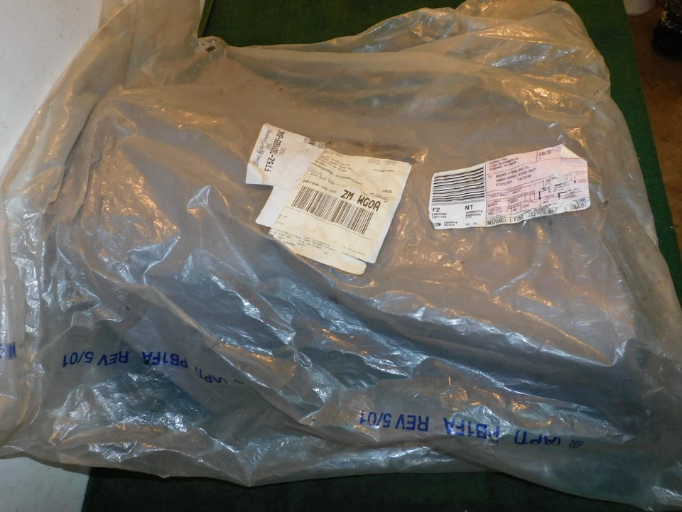 Ford Expedition 98-02 Navigator 1997-2002 Nuevo de Lote Antiguo Pilar C Superior Panel de Ajuste Frontal Foto 2 de 4