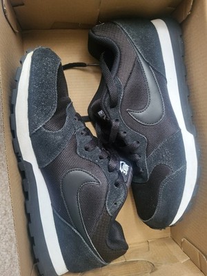 Nike MD Runner 2 Damen Sneaker Gr. 39, Schwarz Weiß