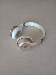 BEATS by Dr Dre Solo 3 Wireless Over the Ear Headphones Gold FOR PARTS OR REPAIR