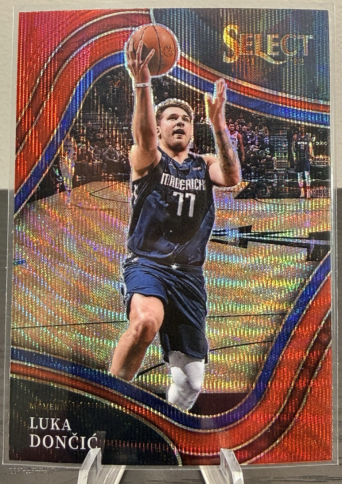Luka Doncic Red Wave Prizm #249 2021 Panini Select