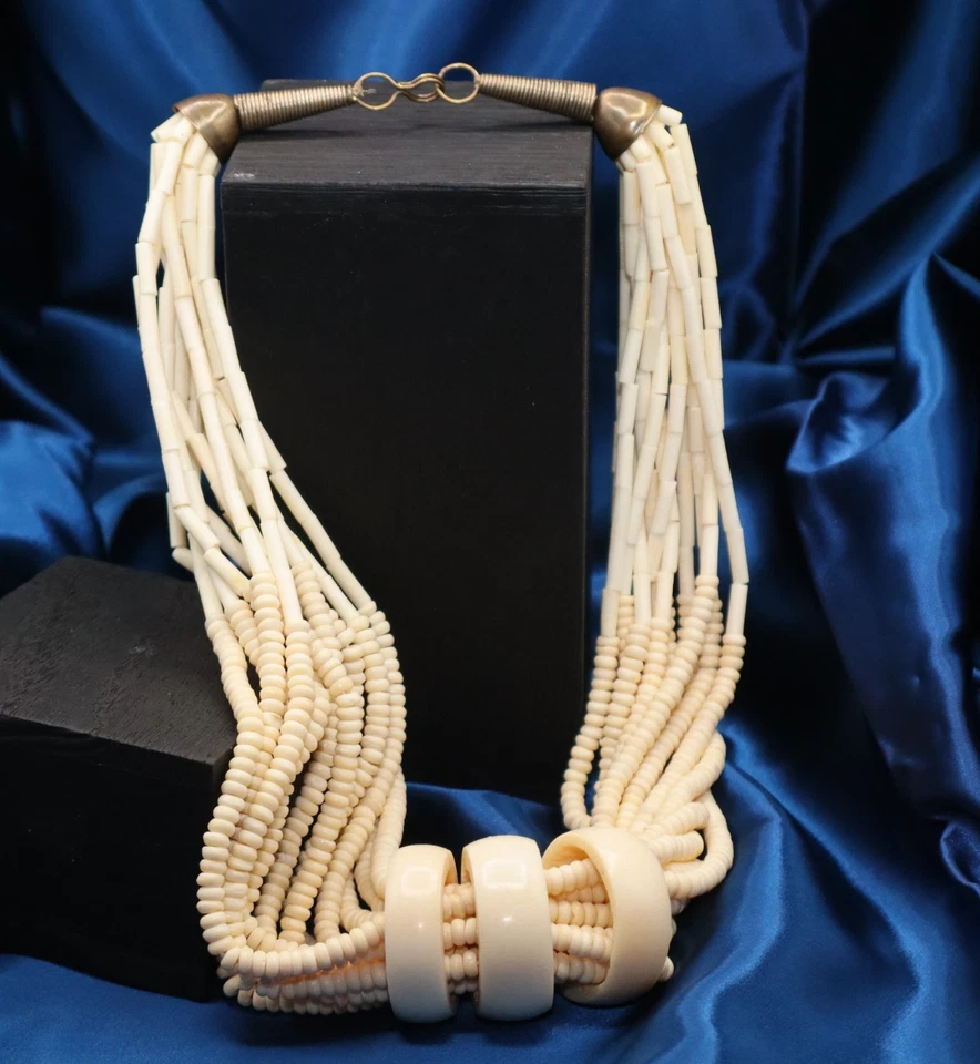 Collar de 12 hebras vintage de 24" con cuentas de hueso y latón Foto 3 de 4