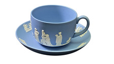 Wedgwood blau-weiße Jasperware Tasse m. Untertasse England Motiv 2  5,8 x 8,2 cm
