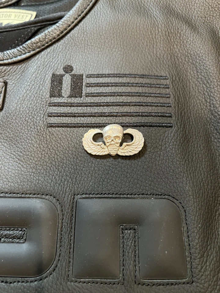 Chaleco Regulador Moto Icon D30 con Potencia Superior Caballo Bordado S/M Foto 2 de 4