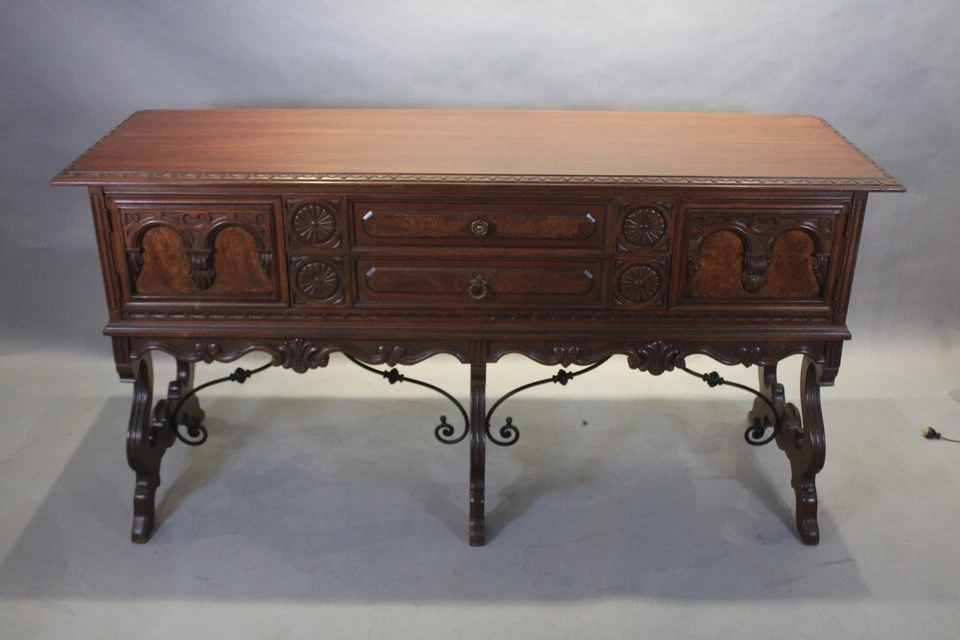 Aparador de nogal renacimiento español años 20 con caballete de hierro de Berkey & Gay Foto 2 de 4
