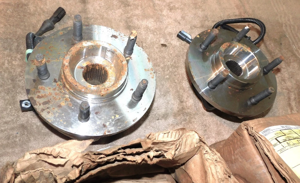 1997-2000 Ford Expedition 4x4 NOS FRONT WHEEL HUBS and BEARING ASSEMBLIES w/ ABS - Image 4 of 4