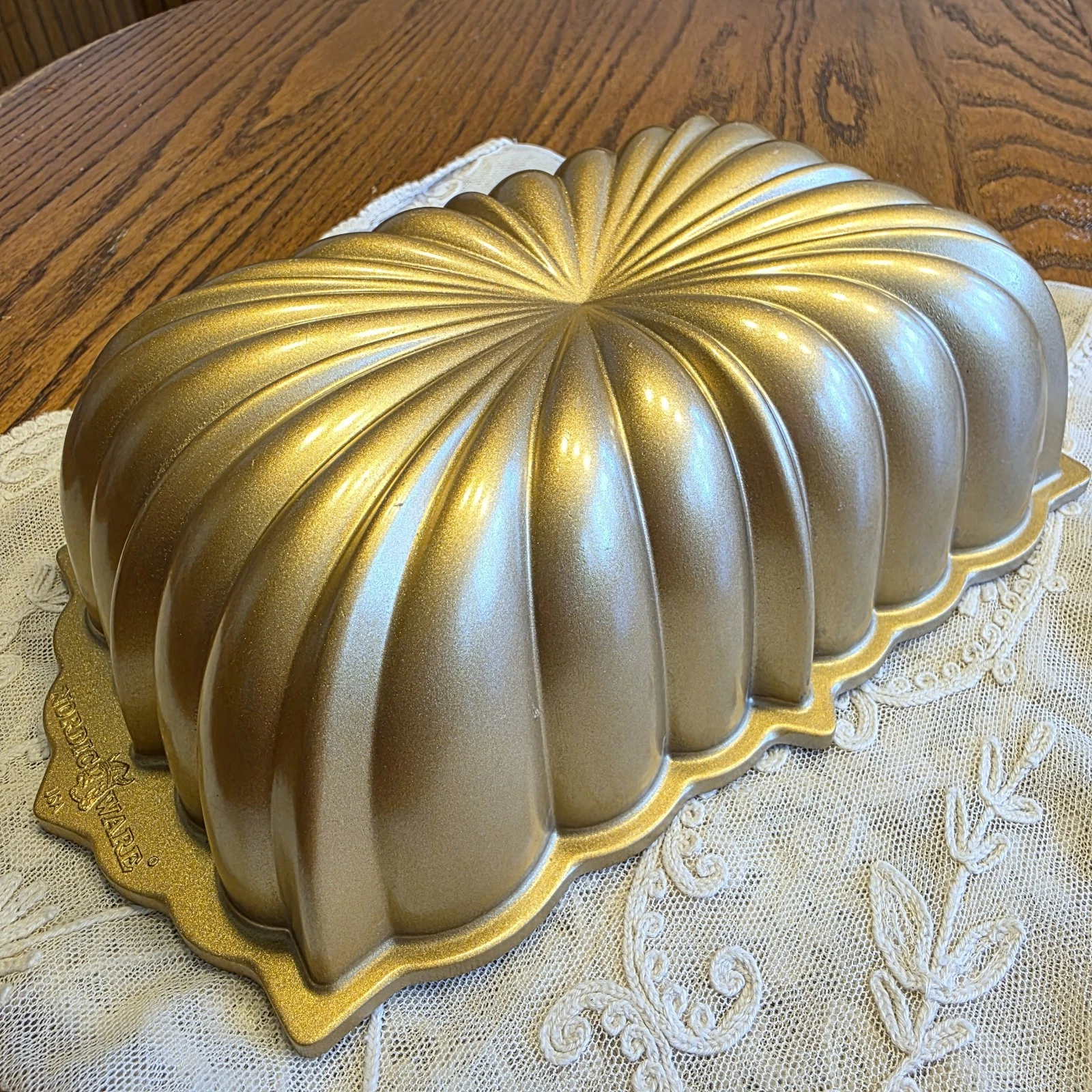 Nordic Ware Classic Fluted Loaf Pan 6 Cups 1.4L Cast Aluminum Gold EUC CLEAN
Opens in a new window o