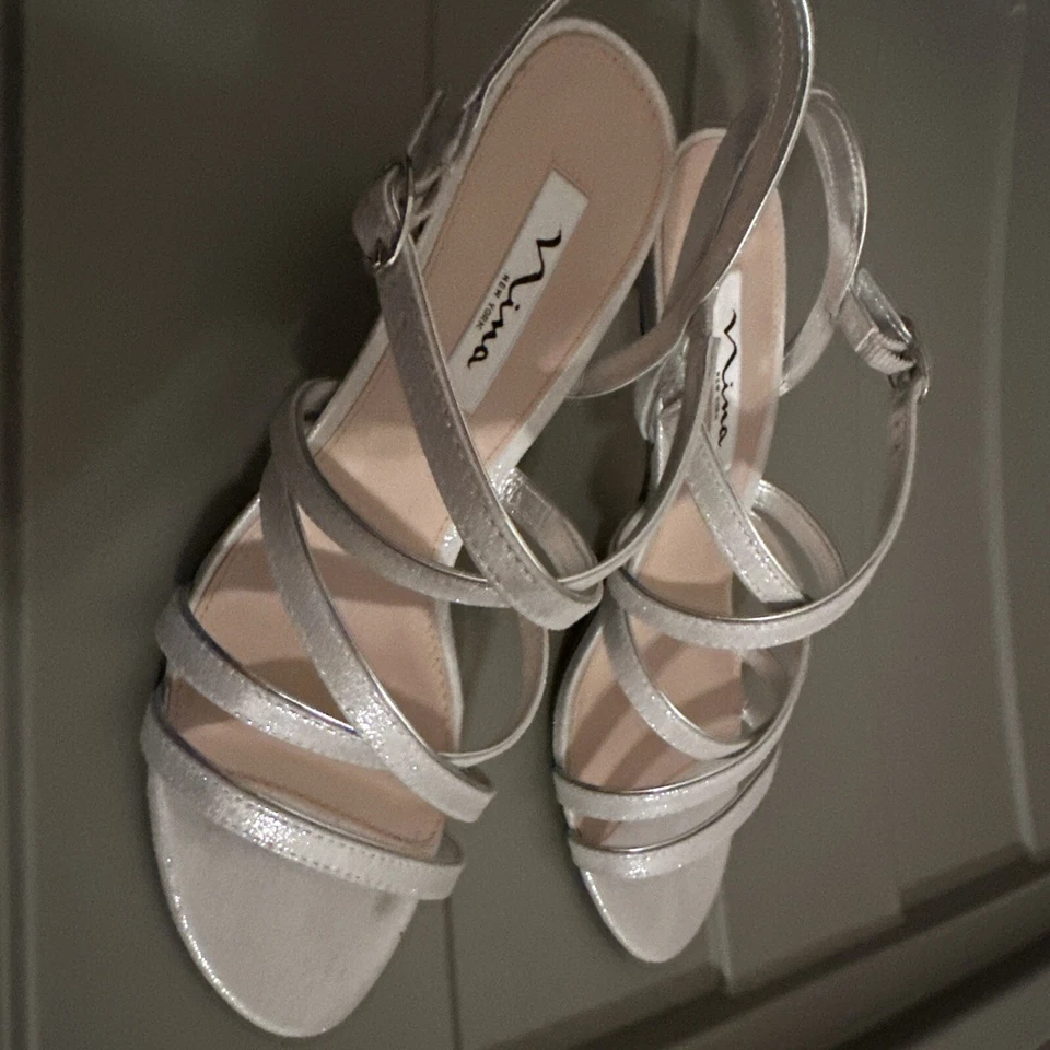 Sandalia para damas Nina New York Genaya plateada reflectante elegante con tiras talla 9 M de EE. UU. Foto 2 de 4