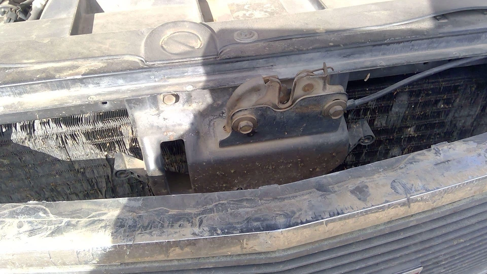 1988-1998 Gmc Sierra 2500 conjunto de trava de capô com suporte fabricante de equipamento original - Imagem 3 de 4