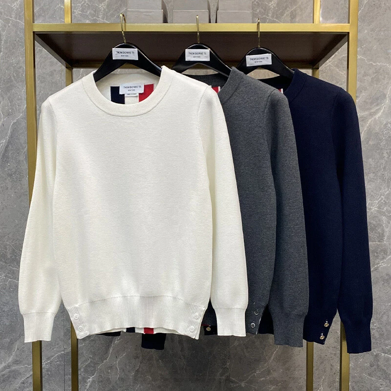 Thom Browne Para Hombres Tira Ancha Cuello Redondo Pullover Suelto Camiseta Tejido Suéter Foto 2 de 4