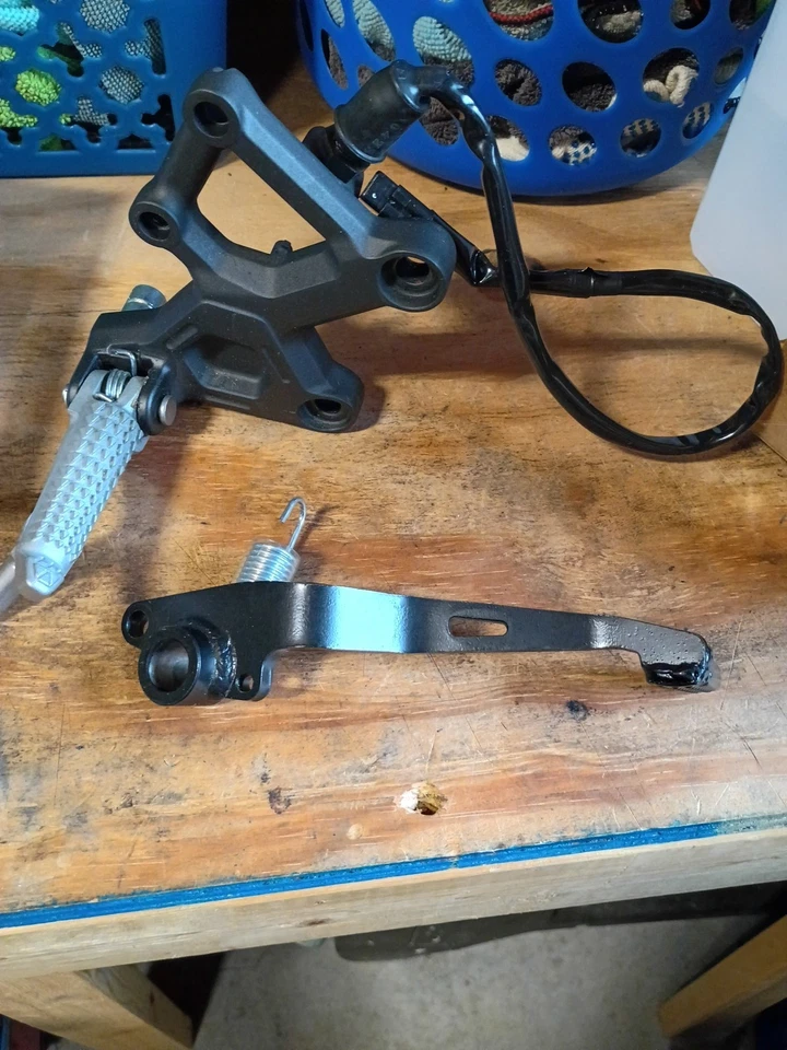 Reposapiés derecho Zx4rr 2023 2024 2025 2026 Kawasaki Foto 2 de 4