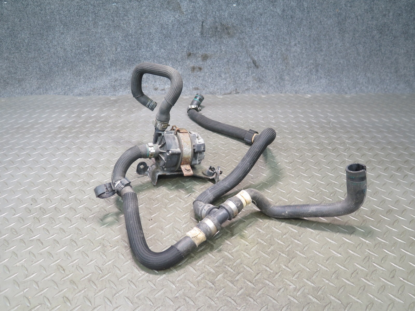2017-2020 MASERATI LEVANTE M161 AUXILIARY AUX WATER COOLANT PUMP W HOSES
