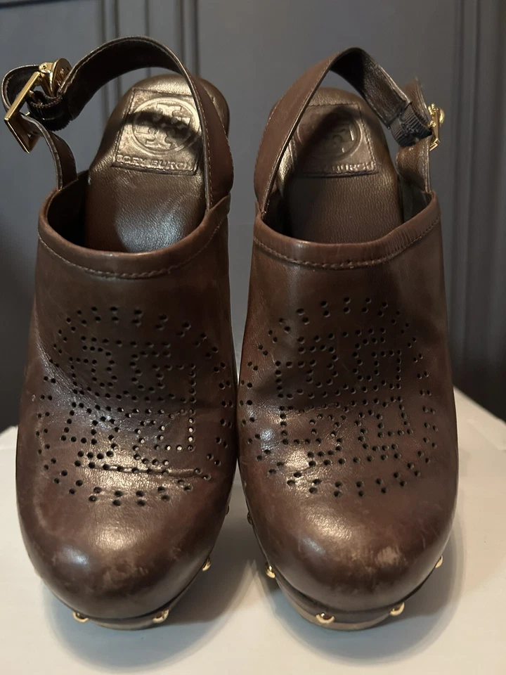 Zuecos de tacón de madera Tory Burch de cuero marrón talla 6 con logotipo tachonado Foto 2 de 4