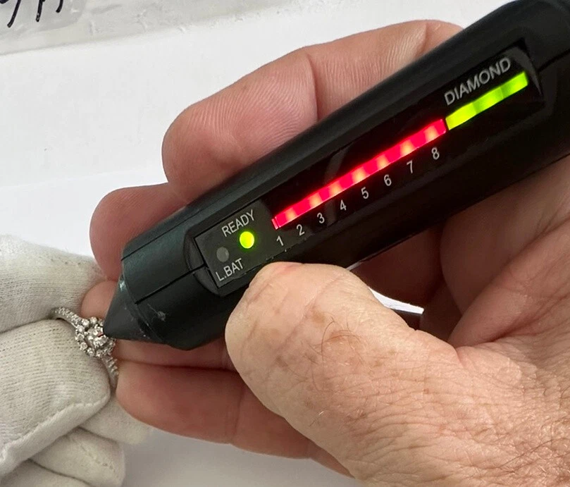 Alianza de compromiso solitario con halo de diamantes naturales de 1/2 quilate de oro blanco de 14 k Foto 4 de 4