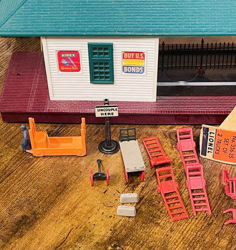 1952-7 VINTAGE LIONEL #356 OPERATING FREIGHT STATION W CART & ACCESSORIES WORKS - Picture 3 of 15