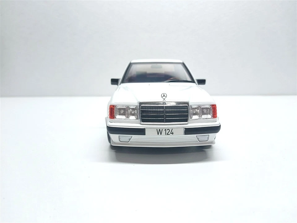Mercedes-Benz W124 Bianco Tuning del 1986 - 1/18 MCG - Immagine 2 di 4