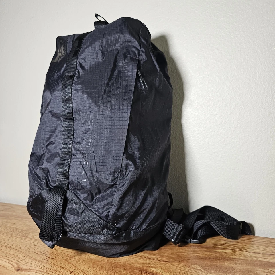 Mochila de Senderismo REI Co-Op Flash 18 Negra Stealth Ripstop Ligera Ajustable Foto 2 de 4