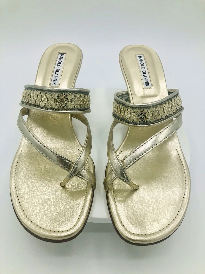 Sandália Feminina Manolo Blahnik Dourada Susa Lantejoulas Slide Sapatos EUA 7.5 / UE 38 US$ 795 - Imagem 2 de 4