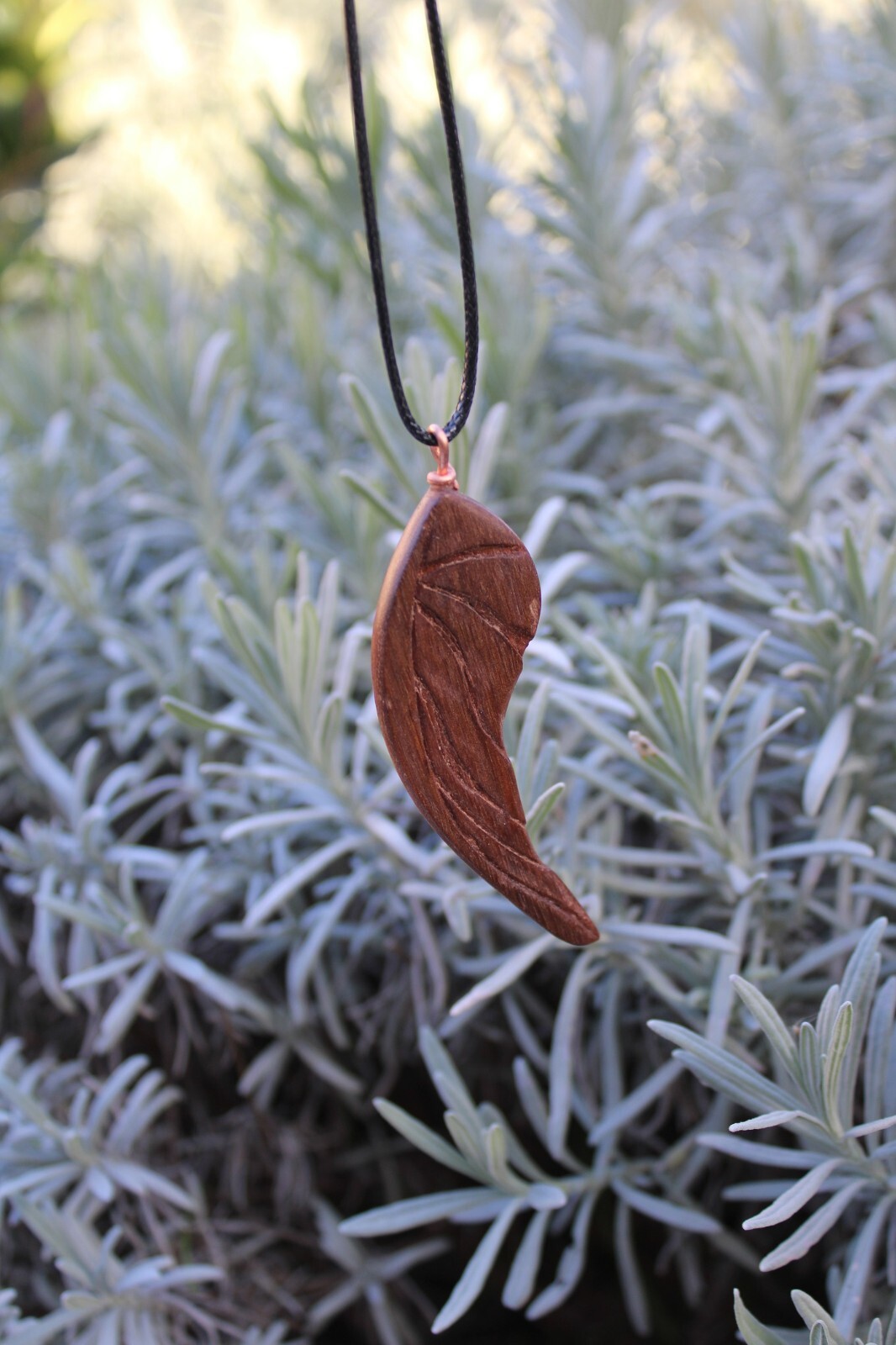 Pendentif WING en acajou fait main, le cadeau idéal en bois
