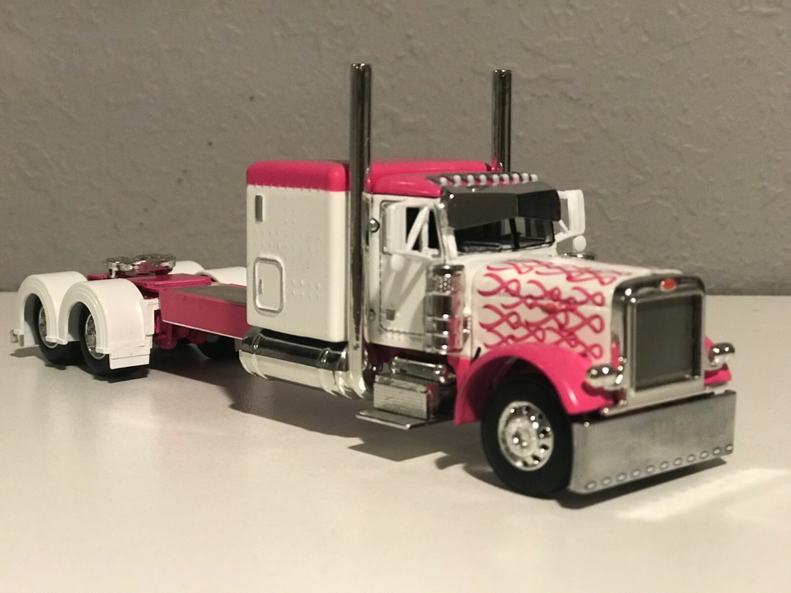 NEW 1/64 DCP PINK PETERBILT 379 60" BUNK 320" FRAME (6 12" long) VERY RARE