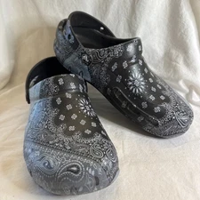 CROCS Bistro Graphic Work Clog Women’s 10 Men’s 8 Black Gray Bandana Paisley