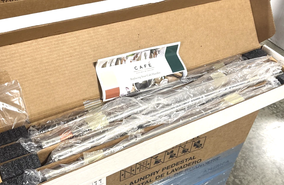 Kit de manijas de acero inoxidable para refrigerador GE Café CXQB4H4PNSS Foto 2 de 2