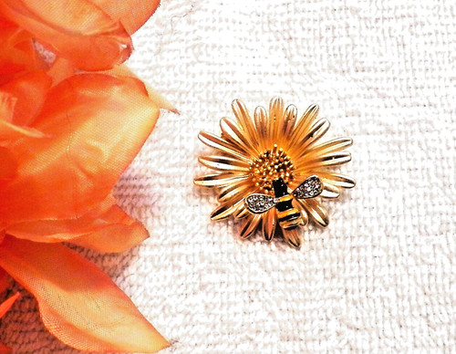 CLASSIC PIN BROOCH FLOWER WITH A BEE ON IT PETALS NATURE BLOOMING GOLD TONE P4