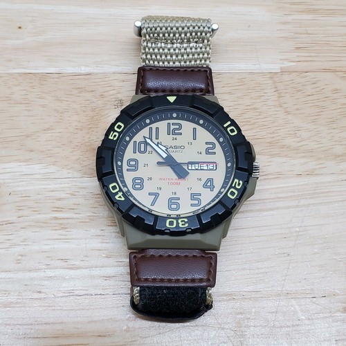 Casio Uhr Herren Water Resistant 5474 MRW-210H Day Date 100M Quarz Grün Braun