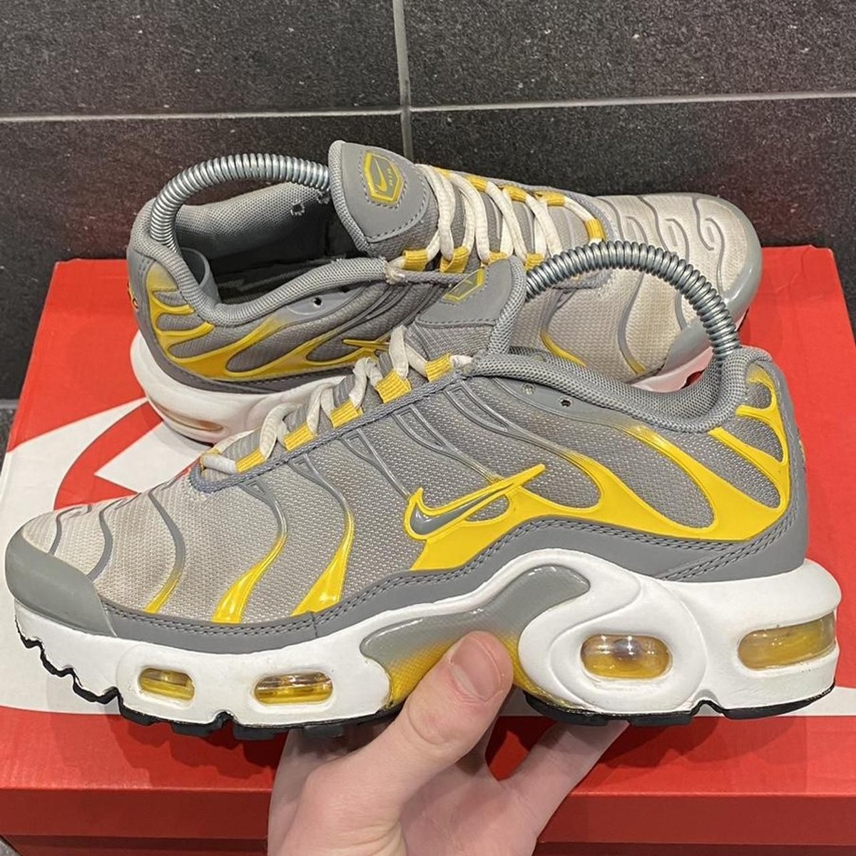 yellow and grey tns